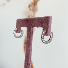 argola pequena cravejada. prata 925 - comprar online