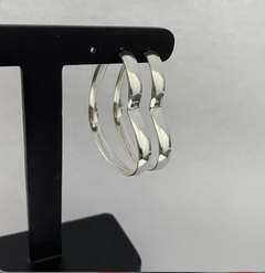 Argola coração fio quadrado. Prata 925