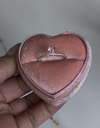 Anel cravejado com pedra coração rosa. TAM 16. Prata 925.