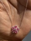 Colar flor pink cravejada. Prata 925