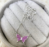 colar borboleta cravejada pink. prata 925. 45 cm