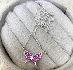 colar borboleta cravejada pink. prata 925. 45 cm