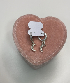 Argola pequena cravejada com pingente lua. Prata 925