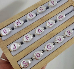 Anel letra cravejada. letra ‘B’. tam ajustável. prata 925