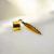 Ear cuff con pluma dorada