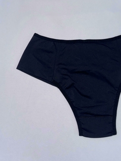 Tanga Pala Lateral Larga Preta - 0061 - Bea Vest