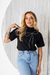 T-shirt gola alta com laço na internet