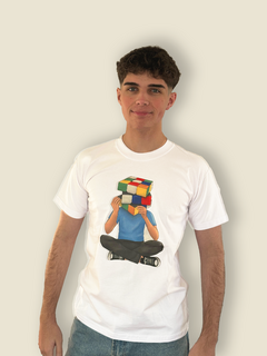REMERA COLOR: Más Allá del Cubo - Más Allá del Cubo