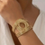 Pulsera dorada brillante enroscada