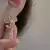 Pendientes de botón de pétalos de flores
