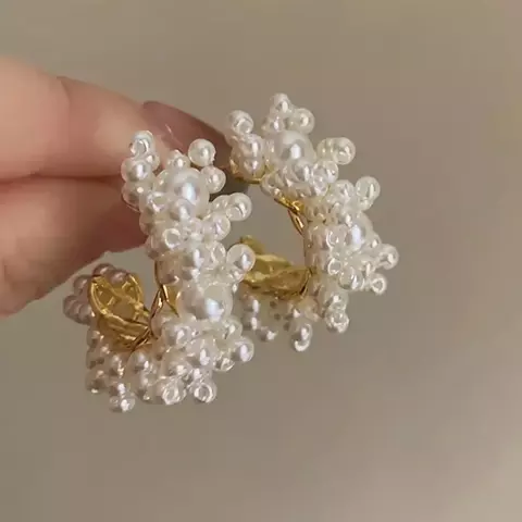 Aros elegantes y sencillos de aleación adornados con perlas de imitación con postes de plata