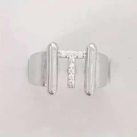 Anillo con la letra "T" con banda ancha plateada