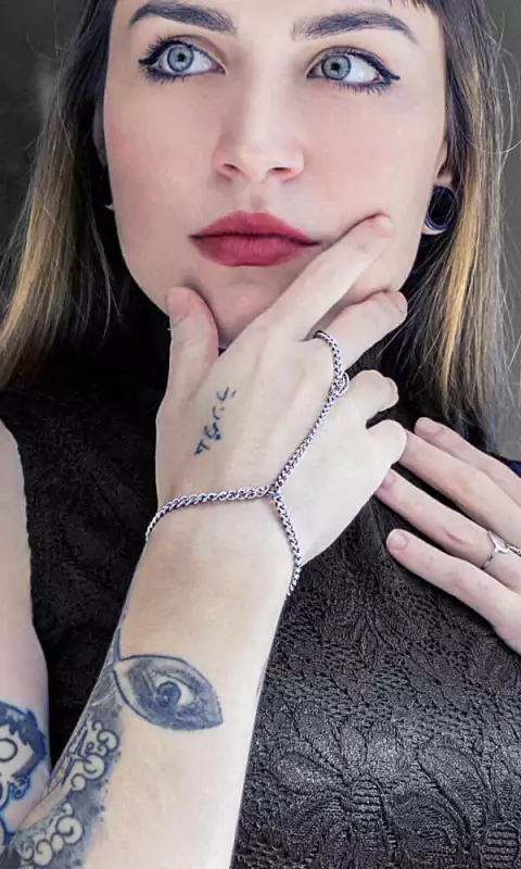 Chimi hand chain