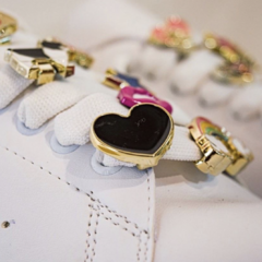 Pins para cordones en internet
