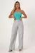 CALCA JEANS WIDE LEG MODELADORA DE CORTE SOFISTICADO E CINTURA ALTA - COR CINZA CLARO na internet