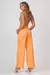 CALCA JEANS WIDE LEG MODELADORA DE CORTE SOFISTICADO E CINTURA ALTA - COR LARANJA na internet