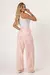 CALCA JEANS WIDE LEG MODELADORA DE CORTE SOFISTICADO E CINTURA ALTA - COR ROSA CLARO na internet