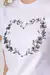 T-SHIRT MUSCLE TEE CORACAO FLORES PEROLAS - COR BRANCO na internet