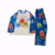 Pijama de calça azul escuro com estampa de monstrinhos coloridos e camiseta branca e azul escuro com estampa grande de monstrinhos coloridos.