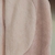 Detalhe do macacão peludinho  com capuz de coelhinha na cor rosa claro.