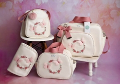 KIT BOLSA MATERNIDADE LUXO BORDADO BORBOLETA 3D (4 PEÇAS) na internet