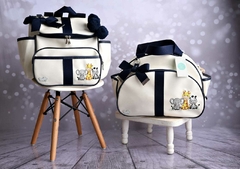 KIT BOLSA MATERNIDADE DE LUXO BORDADA - TEMA: SAFÁRI (2 PEÇAS) - Baby Rug