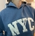 BUZO NYC CAPUCHA AZUL en internet