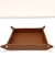 Agora vou te apresentar uma forma linda e elegante de organizar a sua mesa do home office ou escritório. Uma bandeja onde você pode colocar itens que geralmente ficam soltos na mesa, como um grampeador, cabos, chaves, entre outros