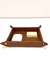 Agora vou te apresentar uma forma linda e elegante de organizar a sua mesa do home office ou escritório. Uma bandeja onde você pode colocar itens que geralmente ficam soltos na mesa, como um grampeador, cabos, chaves, entre outros