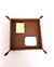 Agora vou te apresentar uma forma linda e elegante de organizar a sua mesa do home office ou escritório. Uma bandeja onde você pode colocar itens que geralmente ficam soltos na mesa, como um grampeador, cabos, chaves, entre outros