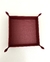 Agora vou te apresentar uma forma linda e elegante de organizar a sua mesa do home office ou escritório. Uma bandeja onde você pode colocar itens que geralmente ficam soltos na mesa, como um grampeador, cabos, chaves, entre outros