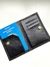 Com espaço para 2 passaportes, possui também 2 bolsos para documentos e espaço para cartão. Fechamento com botão magnético. 
