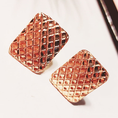 Brinco Retangular Textura Folheado a Ouro 18K