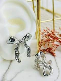 Aretes Moño plateado.