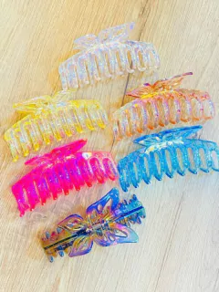 Caimán – Dientes de cocodrilo y mariposa