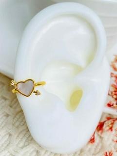 Earcuff – Corazón flechado blanco.