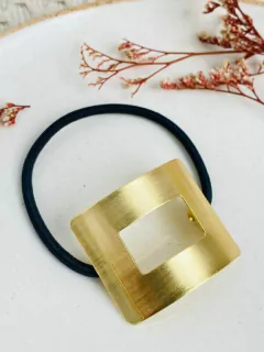 Pony cuff – Cuadrado dorado.