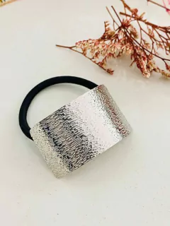 Pony cuff – Placa plateada con relieve.