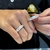 Par de Alianças em Prata 5mm + Diamantado + Frisos Espelhados - comprar online