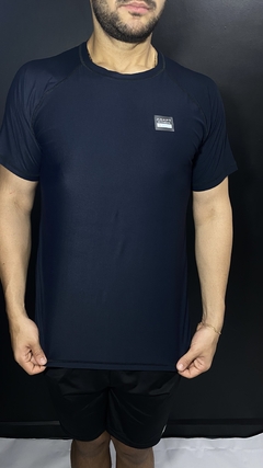 Camiseta Adapt na internet