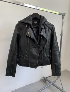 Campera Simil Cuero con capucha desmontable