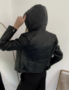 Campera Simil Cuero con capucha desmontable - comprar online