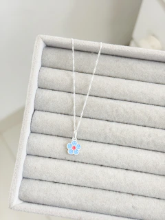 Colar de Prata 925 Pingente Flor Esmaltada com Pétalas Azuis - comprar online