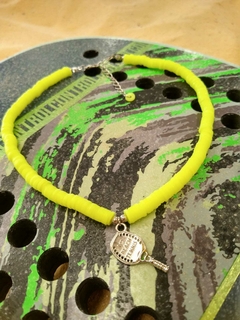 Colar Borrachinha Verde Neon Com Pingente Beach Tênnis - loumarinhobt