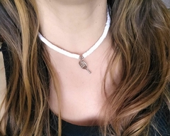 Colar Borrachinha Branco Com Pingente Beach Tênnis