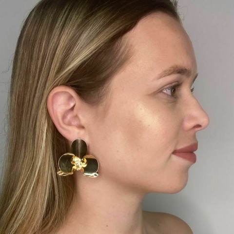 Brinco flor dourado três pétalas