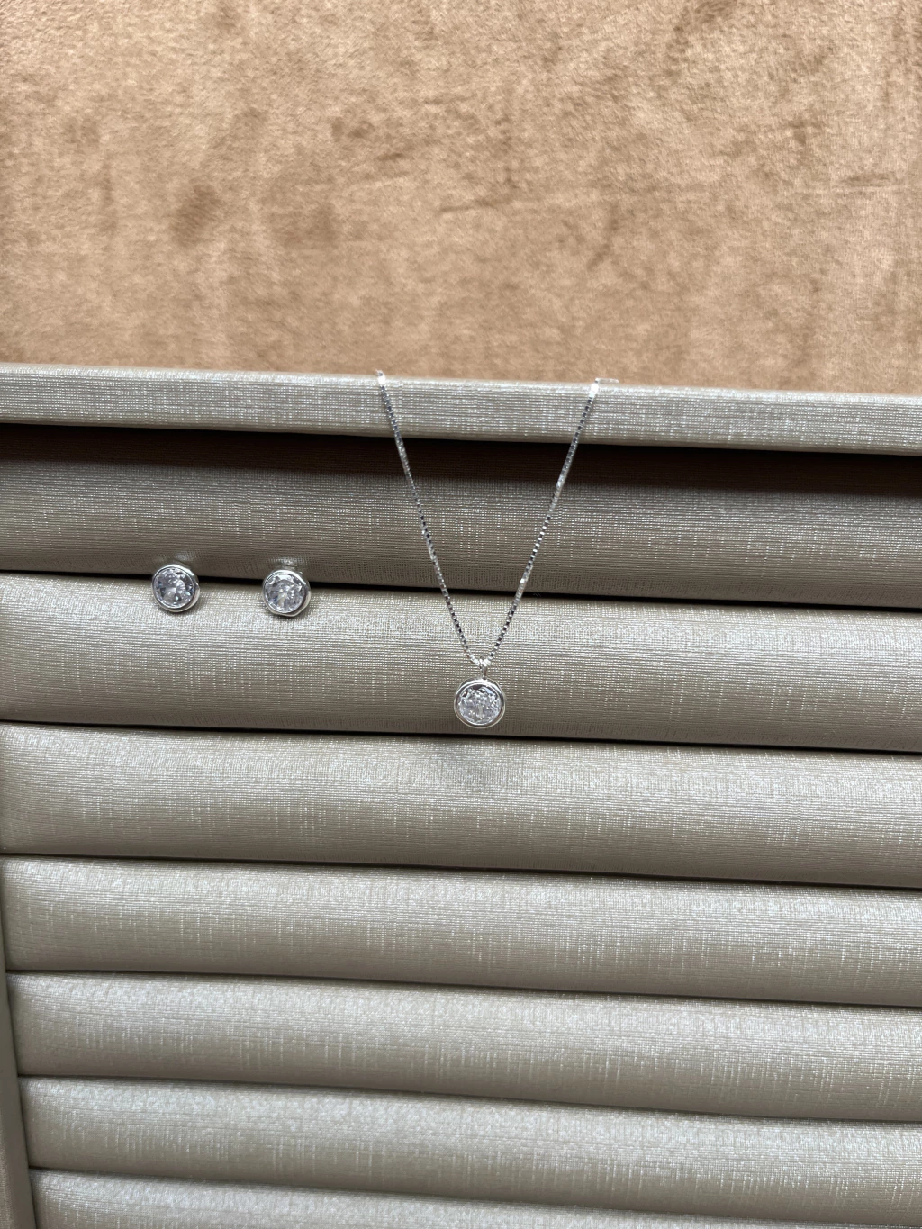 Conjunto Colar e Brincos Ponto de luz Cravação Inglesa