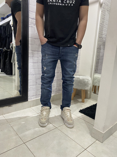 Pantalón jean con roturas