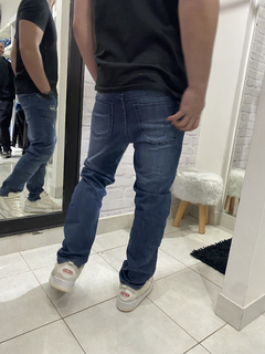 Pantalón jean con roturas en internet