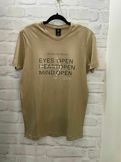 Remera EYES OPEN - NFindumentaria